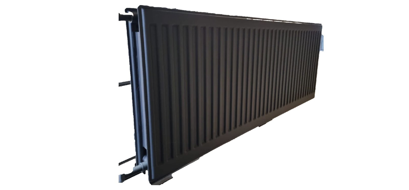 Melns pulverkrāsots apkures radiators